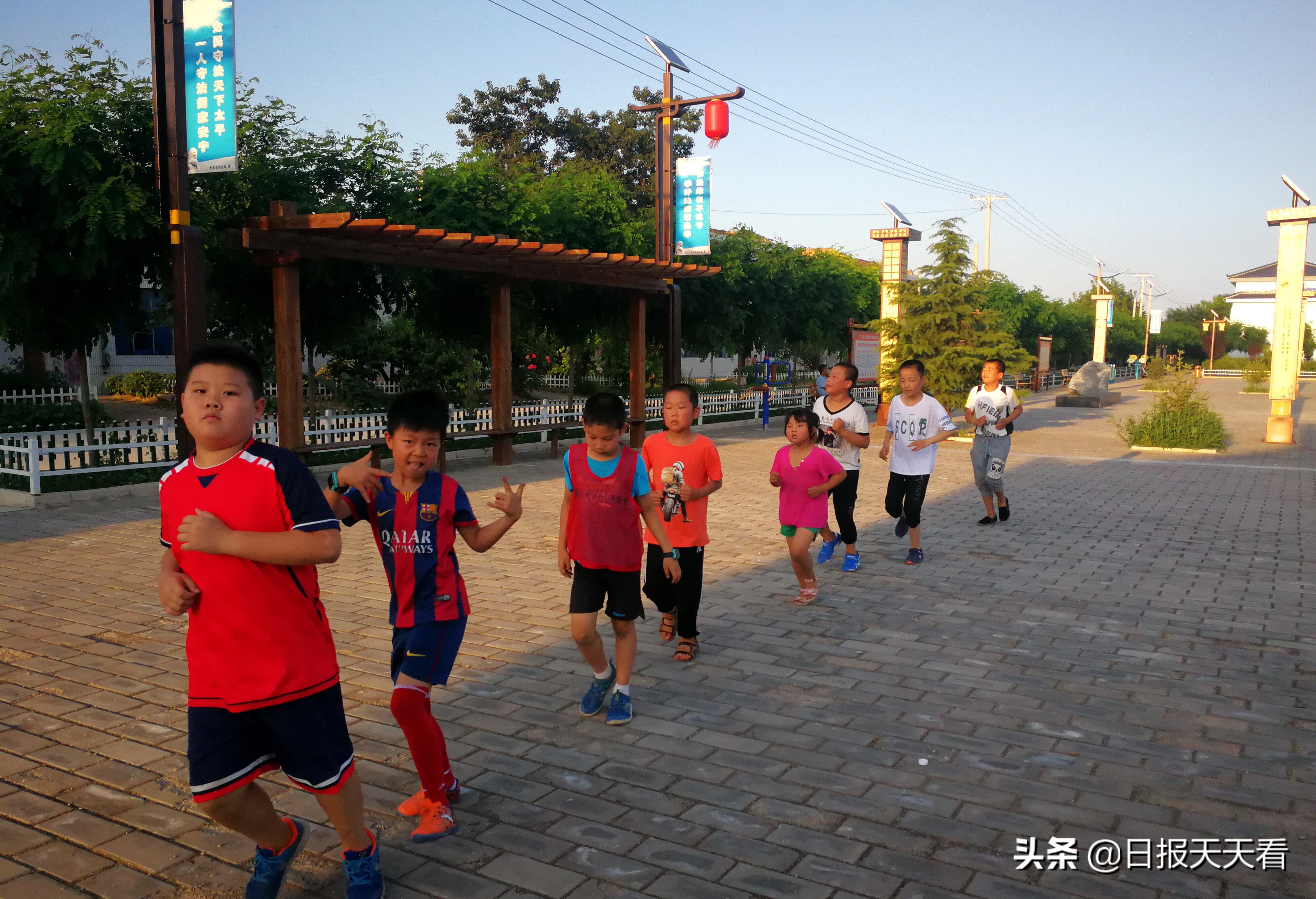 体育老师到乡下教孩子足球的电影,让乡村儿童享受足球