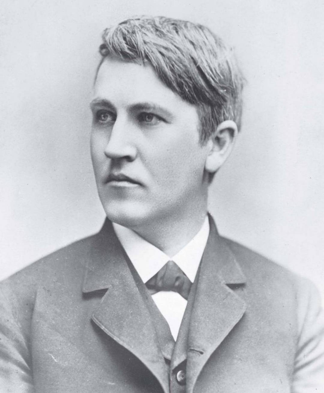 电灯发明者简介,电灯的发明者是谁爱迪生