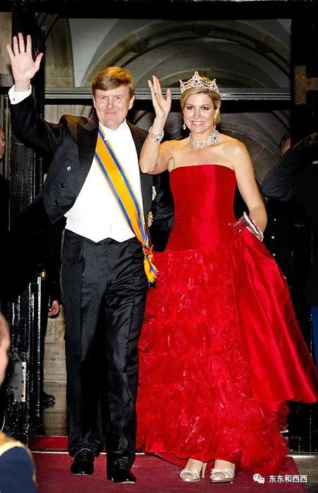 盘点英国女王戴过的王冠,英国女王和凯特戴同样的珠宝