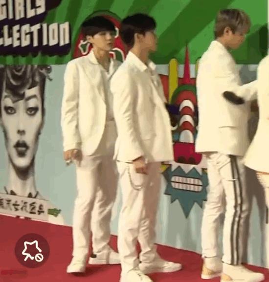 《姐姐》成团夜风波不断!李权哲发博内涵队友,万茜李斯被指抱团