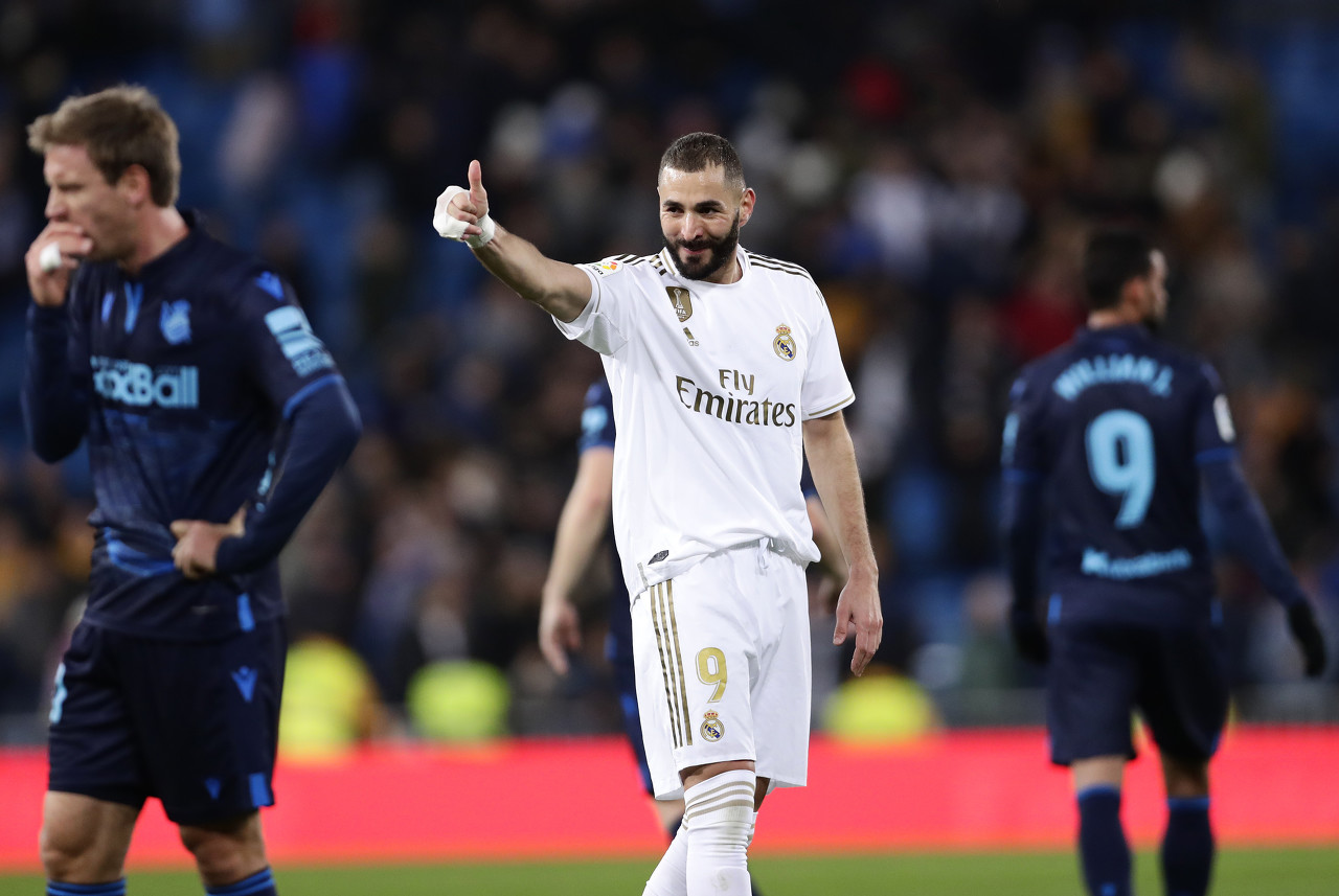 皇马6脚传递本泽马进球,本泽马是前锋吗