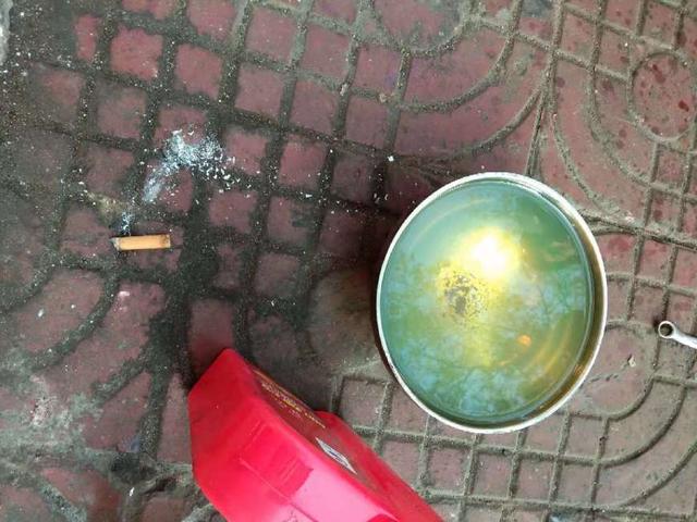 一辆100骑式摩托车,加汽油后车辆会熄火,排气管冒蓝烟