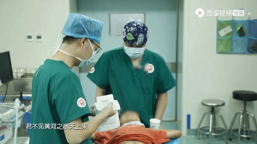 这国产「超级英雄」，我给满分，一点不虚