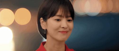 宋慧乔宋仲基最新照,宋慧乔离婚后化烟熏妆气场强大