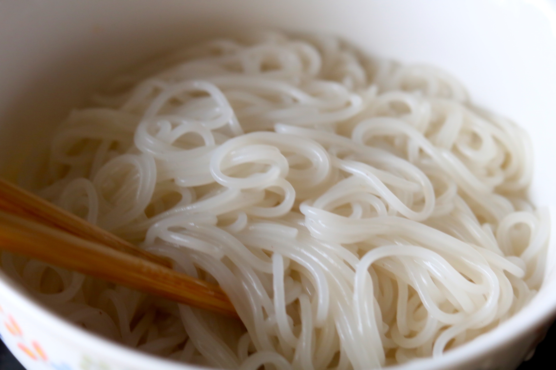 煮米粉用冷水还是热水下锅,煮米粉是冷水还是热水下锅