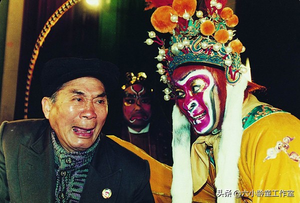 六小龄童纪念日,六小龄童和父亲合影