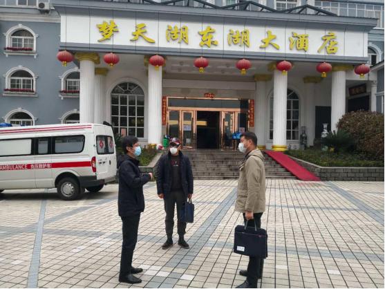 援鄂医疗队小姐姐拥抱铁骑,援鄂医疗队小姐姐表白警察