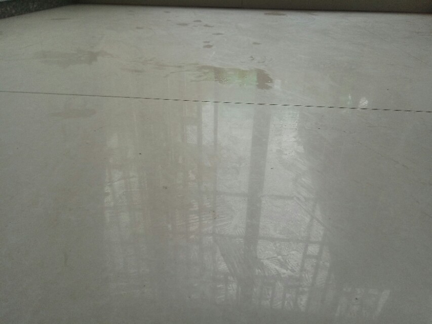 地面潮湿，让地板快速干，您只要拖地的时候加一物，既干净又干爽