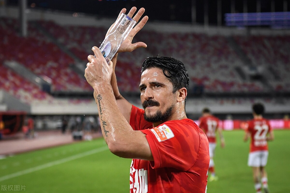 中国足球不好玩！中超广州队日常费用曝光，三个月工资就要2.5亿