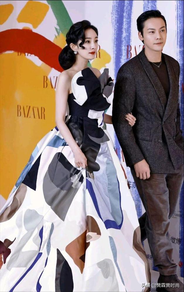 杨幂穿彩虹裙简直美翻了,杨幂斜肩露腰开叉裙