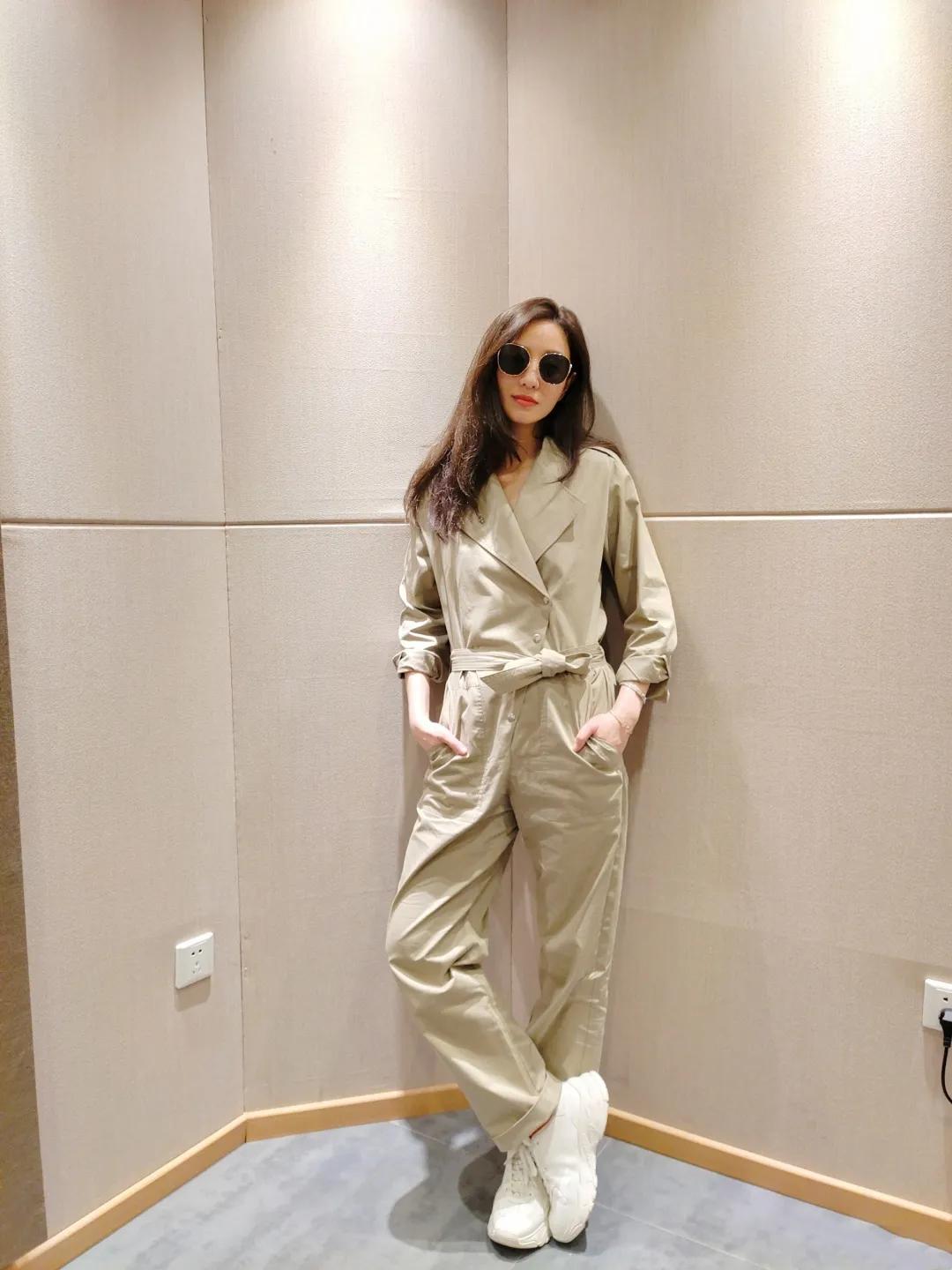 何穗冬天穿衣搭配技巧 (何穗的日常穿搭简单大方又有气质)