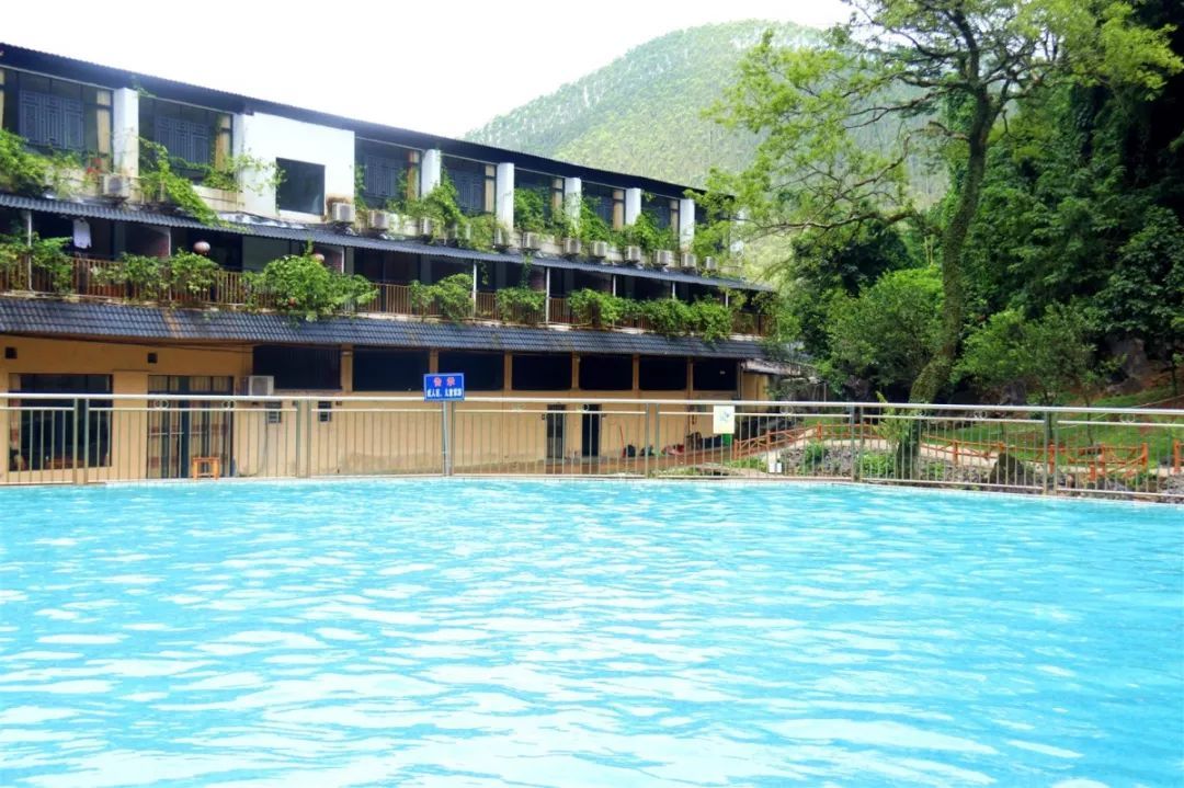 这5家海景民宿躺在床上就能看海,极有格调的纯白泳池民宿