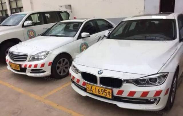 路上看见教练车怎么办,路上看到停在路边的保时捷