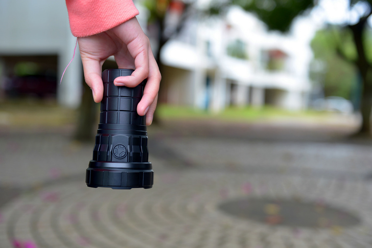 自从拍完这个手电之后，公园里人少了好多