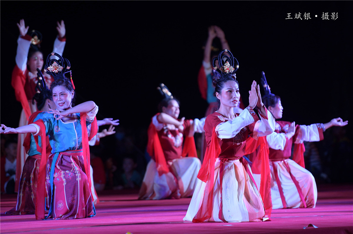 在敦煌跳敦煌舞,跳敦煌的舞蹈服