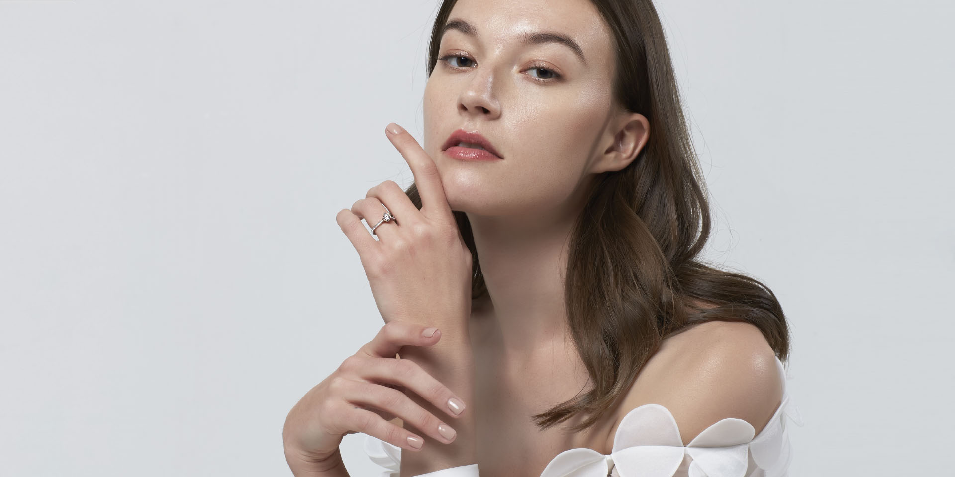 结婚戒指戴右手中指女生啥意思,男人右手中指戴戒指是什么意思