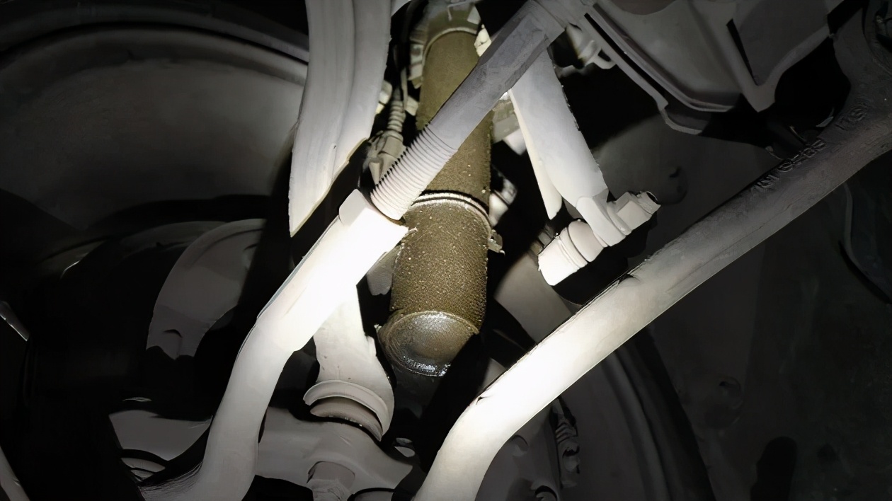 车辆后减震器漏油,减震器漏油的危害