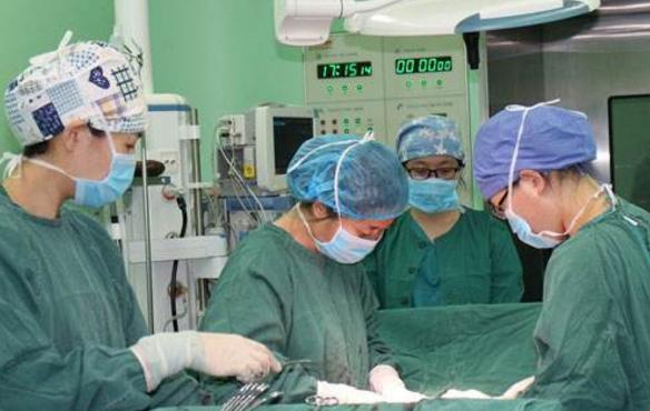 早产将近3个月,新生儿体重仅0.99斤却仍顽强存活,不禁让人感叹