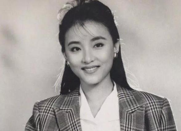 辞去央视工作赴美学习，投奔凤凰卫视，今身价70亿一个包包13万