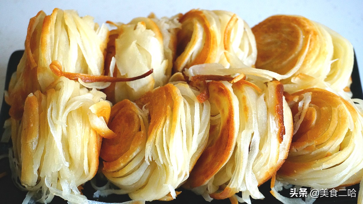 这个饼的神奇之处在于不用油,饼柔软筋道又多层超级好吃