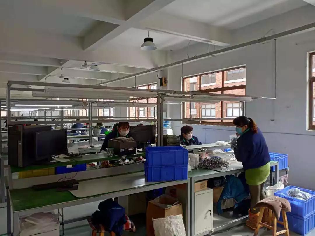 她紧急代购2000个测温枪助力企业复工