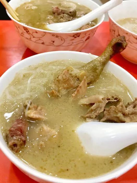 穿梭60年,武汉公交无轨电车1路