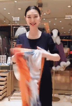 羊绒围巾这样戴简单又时尚,丝绸面料的围巾的系法