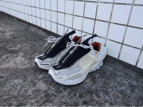 有许多配件的球鞋,如何让你的球鞋看起来更高级