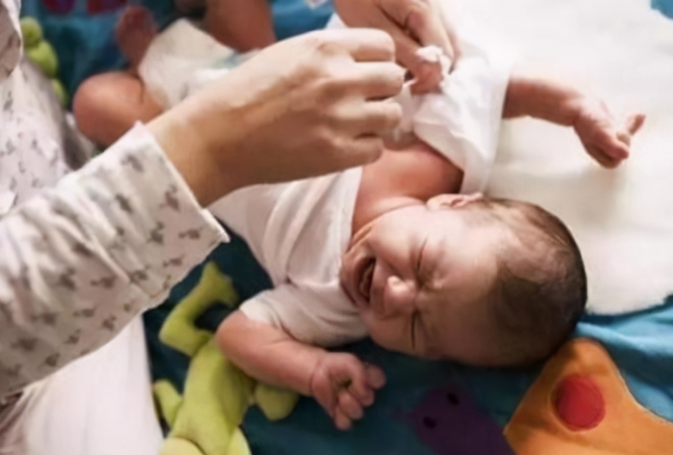 宝宝总放大臭屁是怎么回事,为什么宝宝放屁味道跟母亲的一样