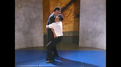 被锁喉怎么反击教学,格斗技巧教学锁喉