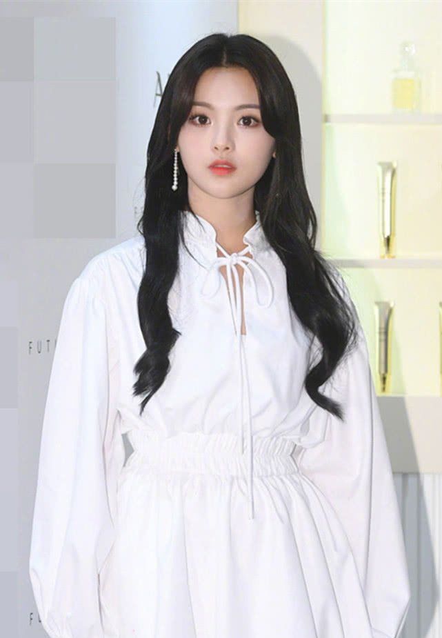 杨超越白衣惊艳韩媒,杨超越下身穿背带裤