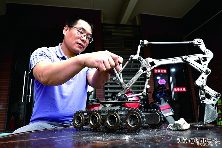 徐州这位修车铺老板用旧链条做埃菲尔铁塔、挖掘机…发朋友圈获赞无数