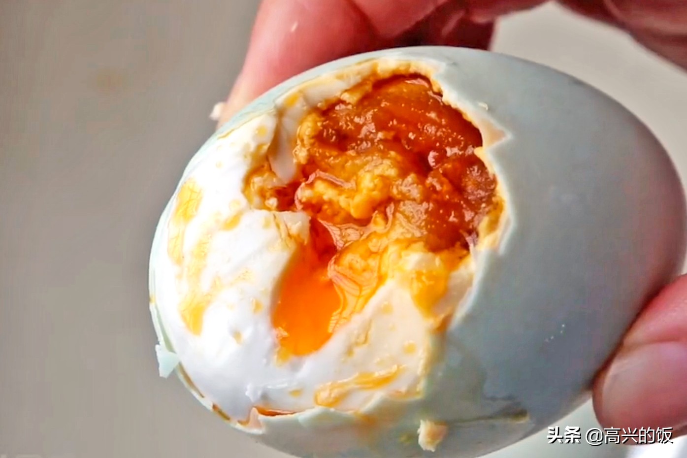 怎么腌咸鸭蛋简单又冒油,用超简单的方法腌制流油咸鸭蛋