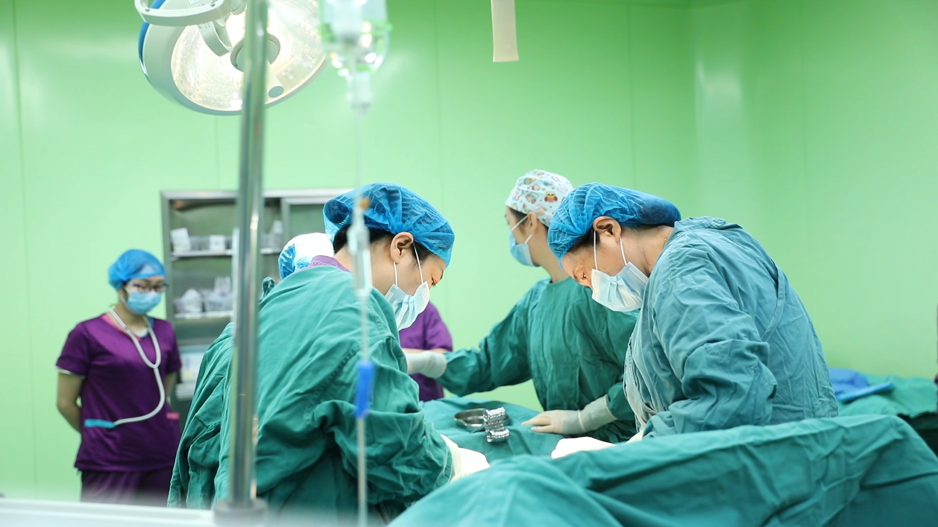 荣昊恒大亚冠夺冠纪念视频,荣昊晒昔日广州队合照美好的回忆