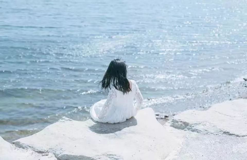 “妈妈，那个奶奶为什么偷超市的菜？”这个妈妈的回答点醒无数人