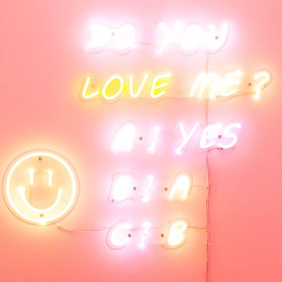 双色的双层小店，晚上有满天星星，呆足一天也不够