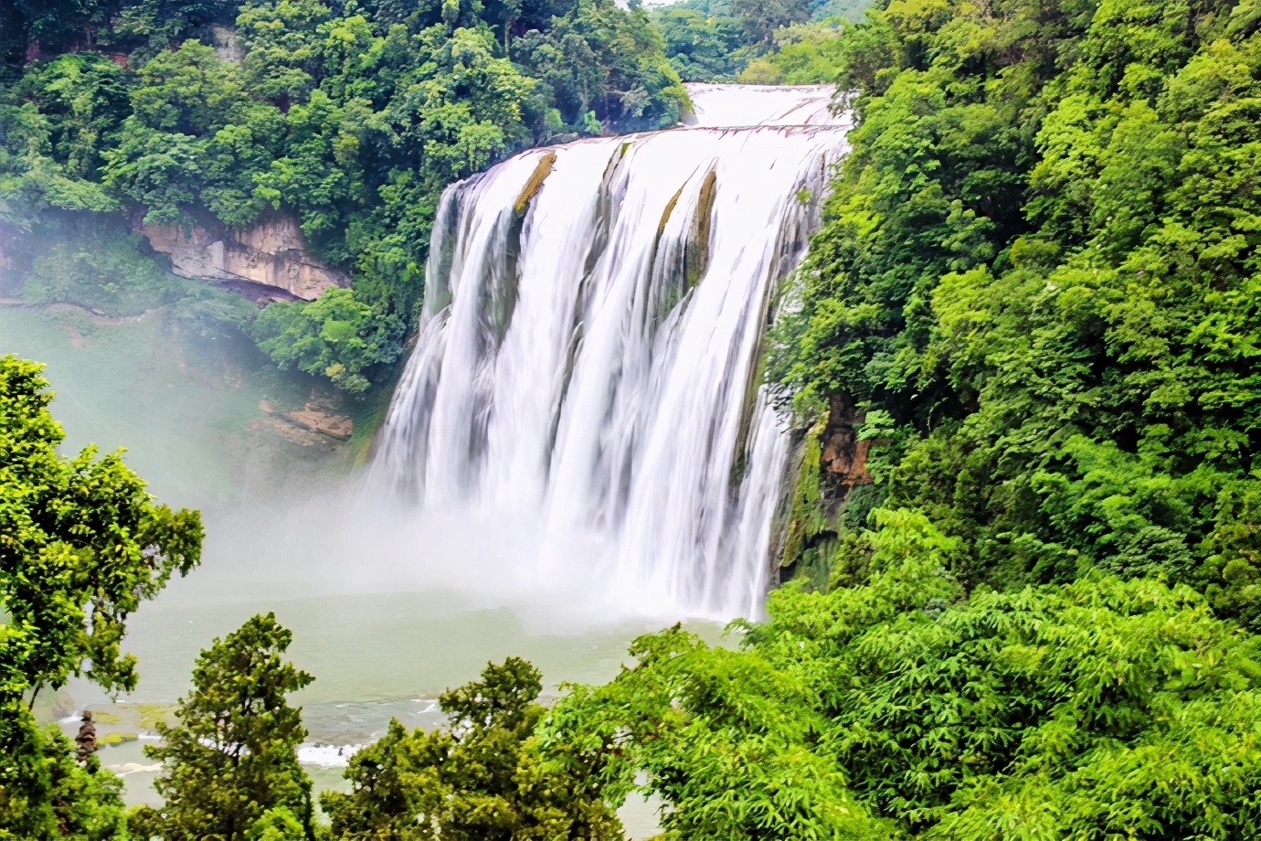 黄果树大瀑布，简直是疑是银河落九天的奇景，壮观而震撼