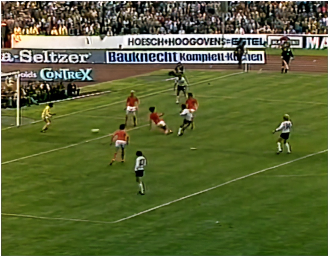 荷兰全攻全守打法是什么阵型,意大利的防守反击荷兰的全攻全守