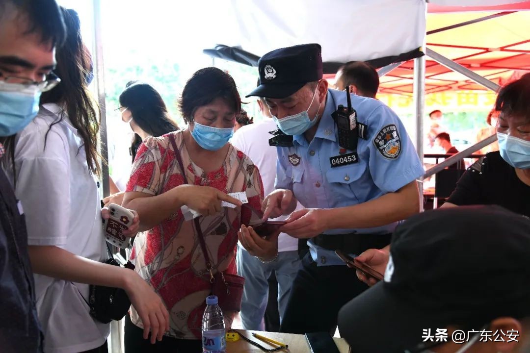 抗疫一线工作者冒着大雪坚守一线,致敬高温下的抗疫战