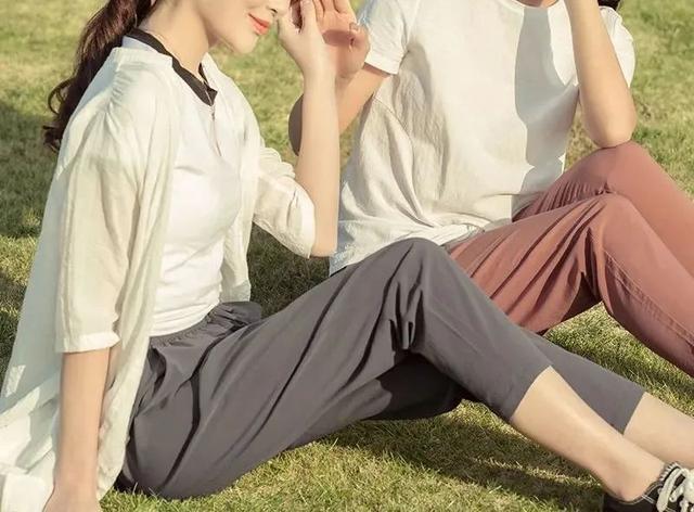 白色修身显瘦冬季裤子穿搭,冬季又显瘦又百搭的女士裤子