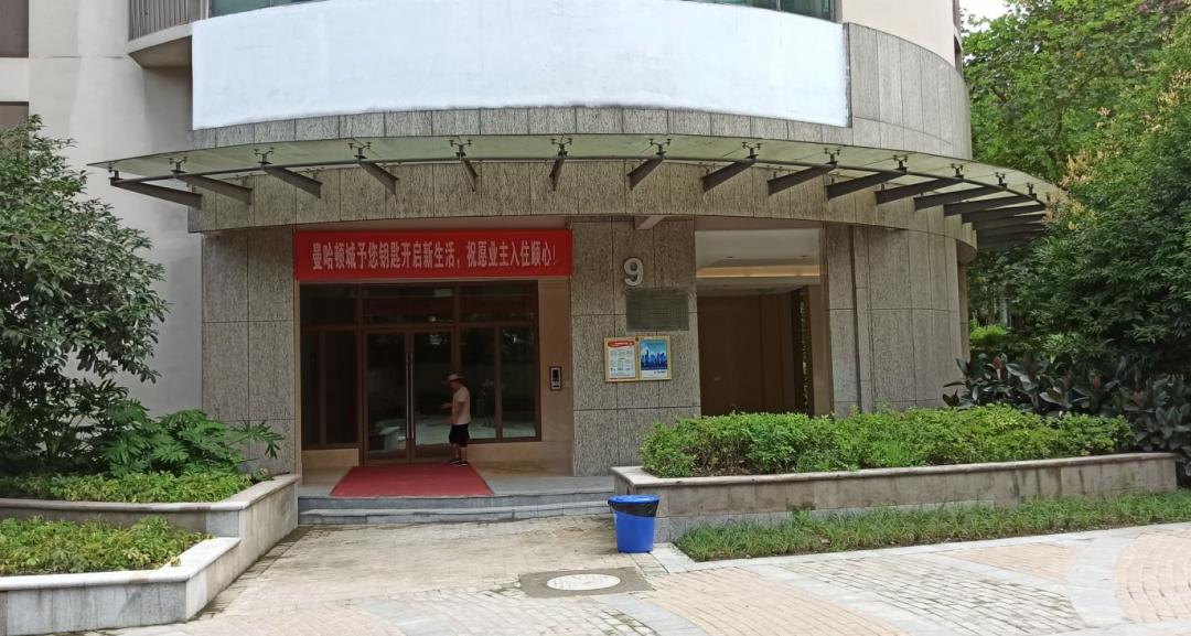 雷翻天！重庆首个带空中泳池的超级豪宅交房，现场惨不忍睹