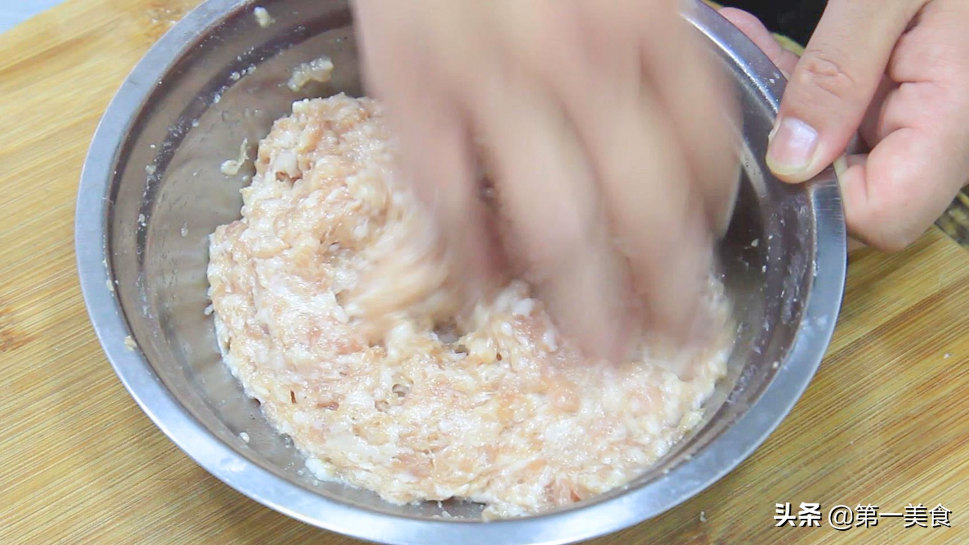 薄皮大馅饺子的包法视频,薄皮大馅的饺子怎样包不煮破