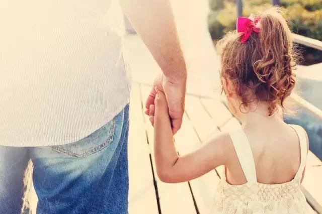 女儿忽然说“自己看到了鬼”，这个爸爸的回应方式价值百万