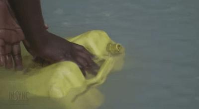 用零花钱给非洲挖了1000多口井，只因孩子眼泪，是那里最干净的水