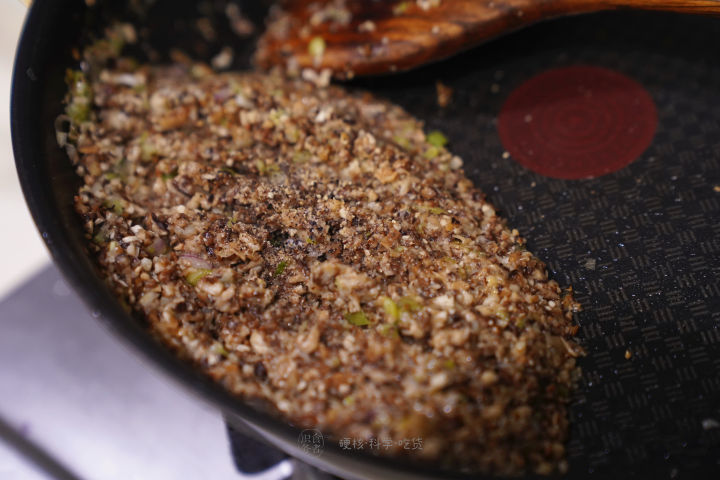 煎牛排爆油怎么办,煎牛排放黑胡椒容易糊吗