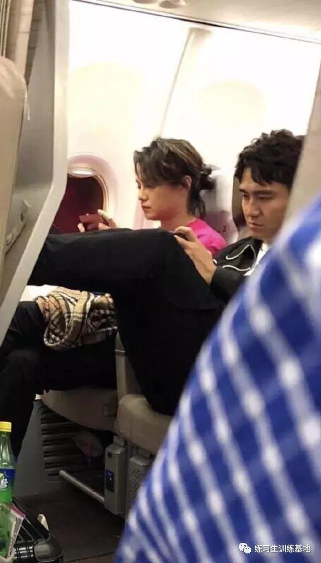 王子文踩小桌板的鞋,王子文穿鞋踩桌子视频