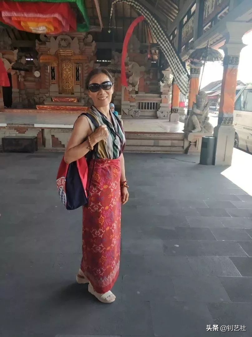 大妈旅游拍照姿势大全高级感,中国大妈旅游团拍照