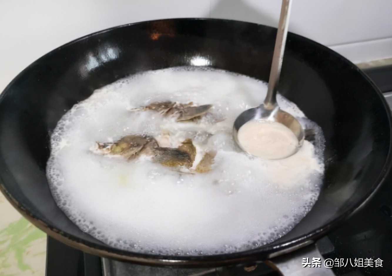 炖鱼汤，做好5个重要步骤，出锅后汤白味道香，不发黑没腥味