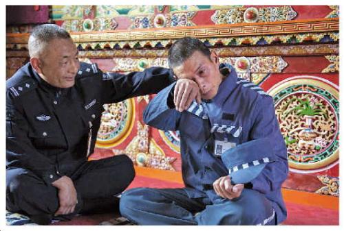 监狱狱警可以和犯人近距离说话么,犯人和狱警谈话必须蹲着