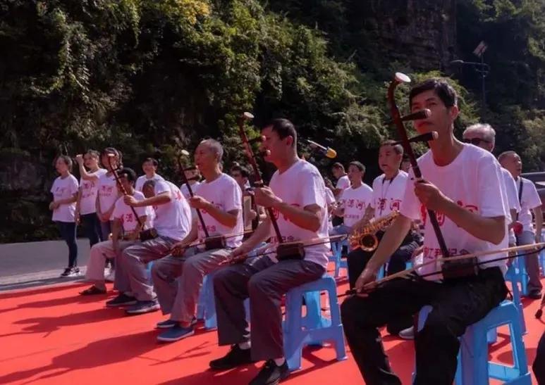 美酒河摩崖石刻在哪里观看,世界纪录最大山体雕刻